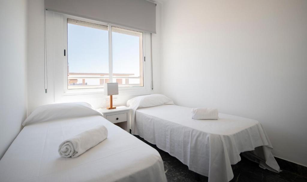Posteľ alebo postele v izbe v ubytovaní R130 Beachfront Apartment with air conditionner