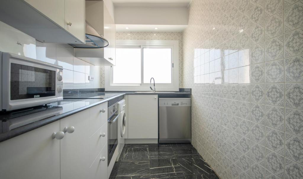 Kuchyňa alebo kuchynka v ubytovaní R130 Beachfront Apartment with air conditionner