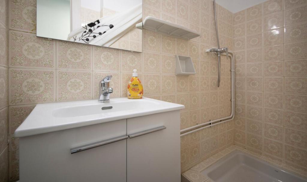Kúpeľňa v ubytovaní R130 Beachfront Apartment with air conditionner
