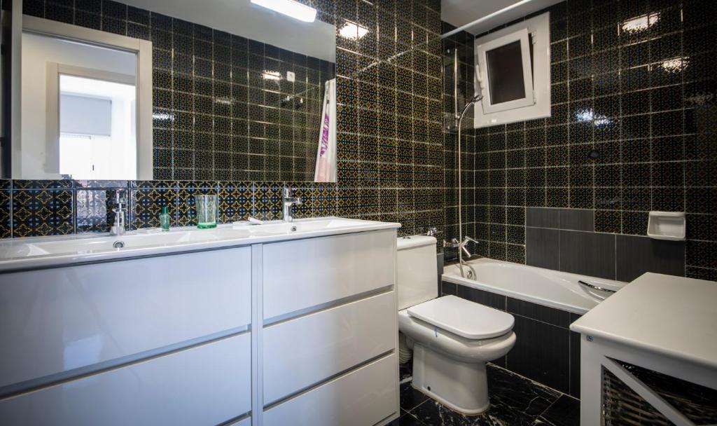 Kúpeľňa v ubytovaní R130 Beachfront Apartment with air conditionner