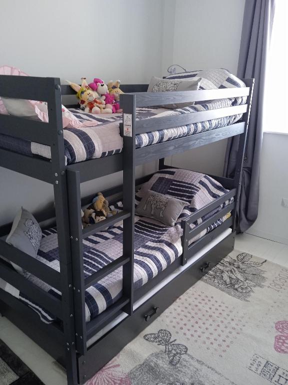 Postel nebo postele na pokoji v ubytování AUBENAS, VALS LES BAINS, LABEGUDE, Maison de vacances Bensylv' entière privatif de 130 M2 4 lits 3 chambres pour 4 adultes et 2 enfants