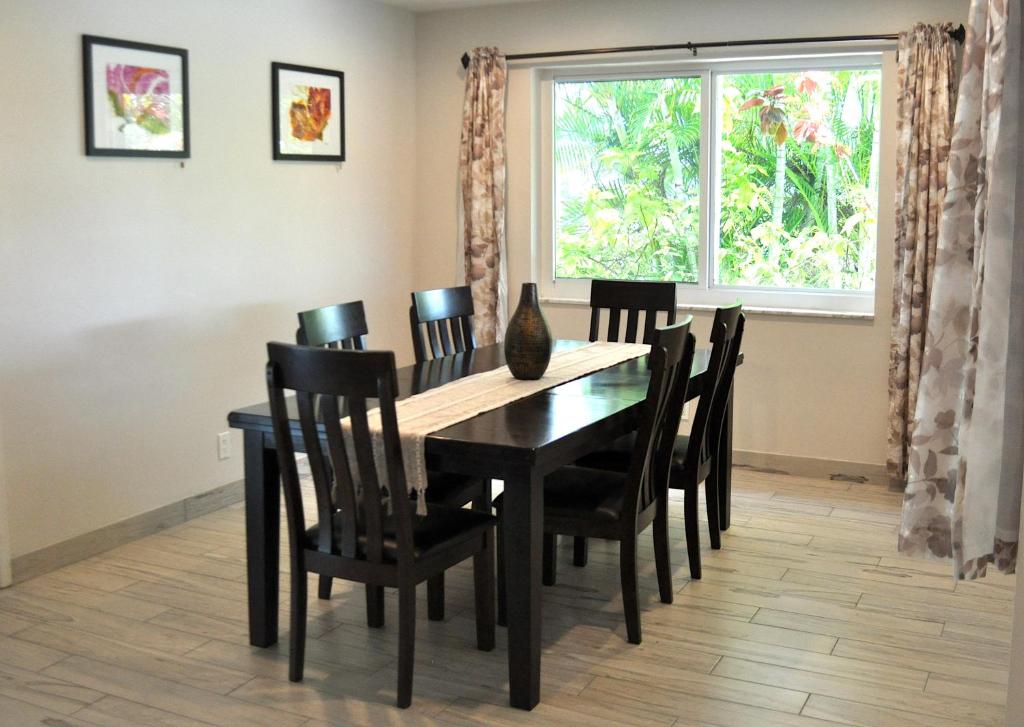 Lovely 3-bd, walk to bars, 9 min drive from beach! Heated pool. - Three-Bedroom House