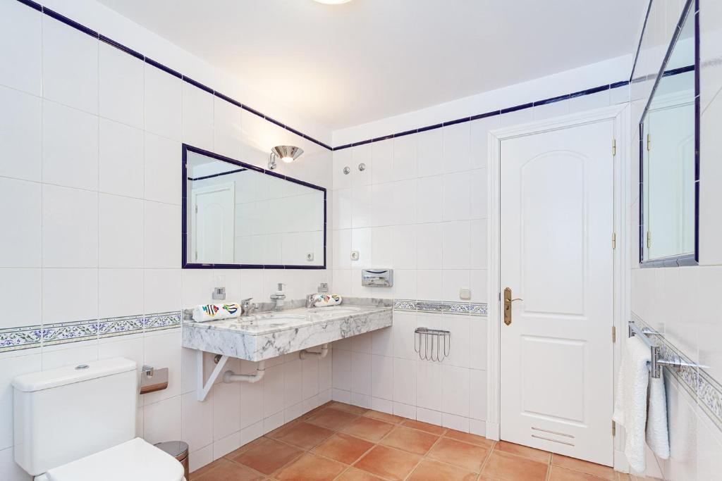 A bathroom at Stunning Villa with Breathtaking Ocean View