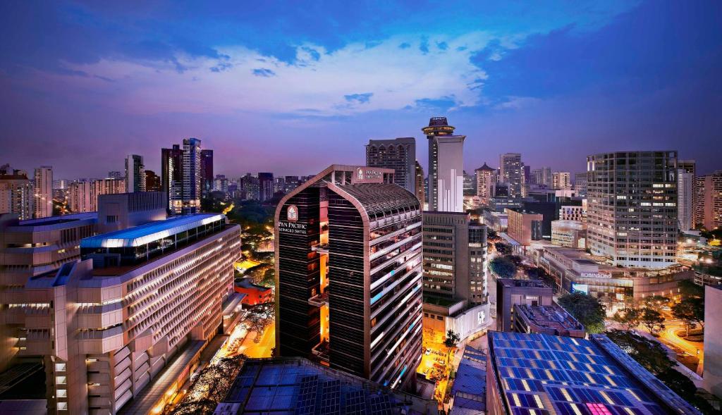 uma vista para o horizonte da cidade à noite em Pan Pacific Serviced Suites Orchard, Singapore em Singapura