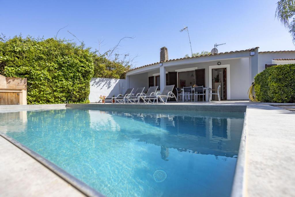 una piscina frente a una casa en Villa Julieta 454, en Crestatx