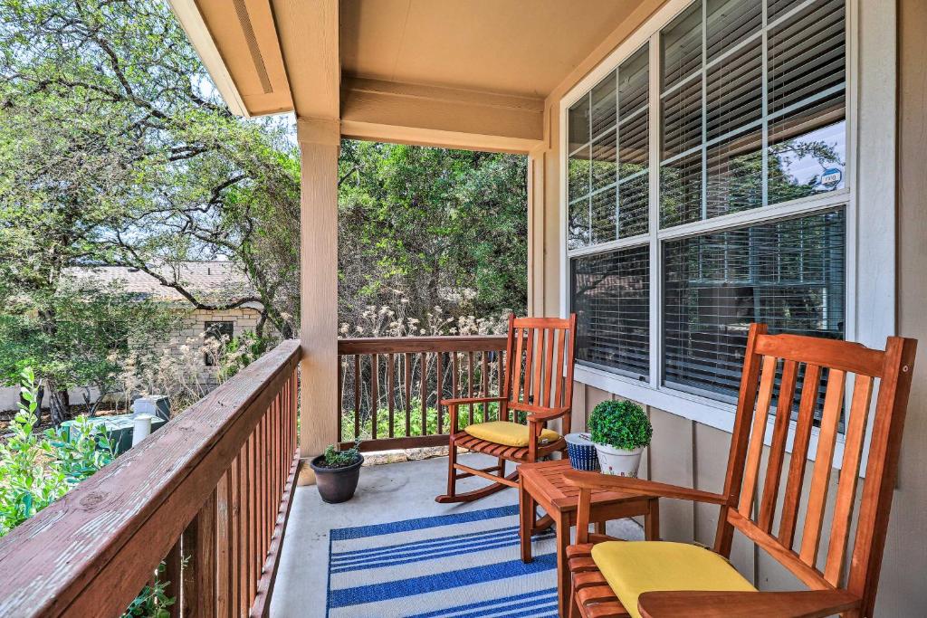 - une terrasse couverte avec 2 fauteuils à bascule et une fenêtre dans l'établissement Lago Vista Waterside Retreat with Lake Access, à Lago Vista