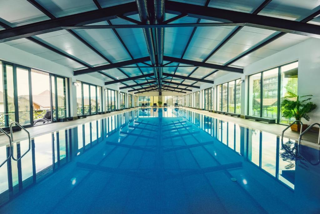 Bazén v ubytování Bakuriani Crystal Resort Apartment nebo v jeho okolí