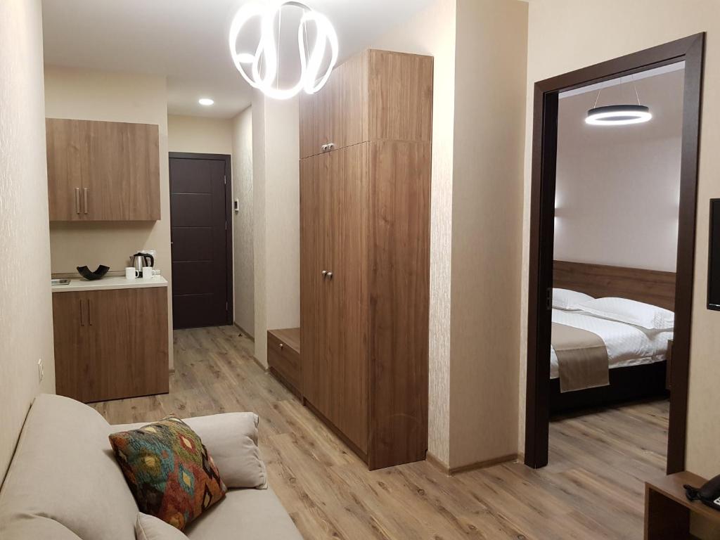 Postel nebo postele na pokoji v ubytování Bakuriani Crystal Resort Apartment