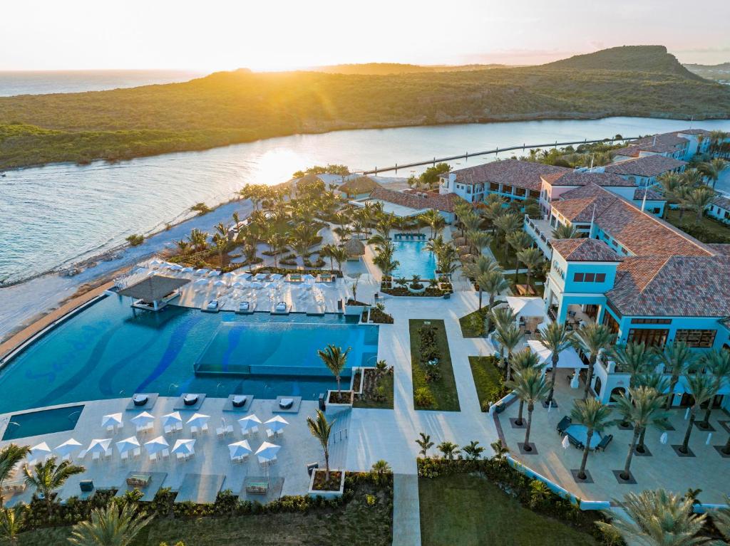 een luchtzicht op het resort en de oceaan bij Sandals Royal Curacao All Inclusive Couples Only in Nieuwpoort