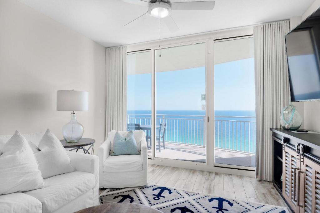 salon z widokiem na ocean w obiekcie Aqua Resort 2103 w mieście Panama City Beach