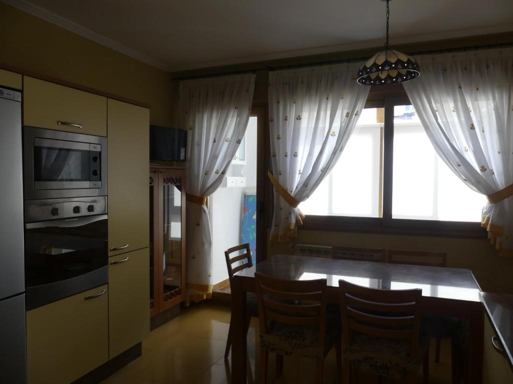 A kitchen or kitchenette at Apartamentos Villa Nustre