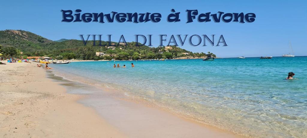 vistas a una playa con gente en el agua en Villa Favone 4 chambres piscine privée, en Conca