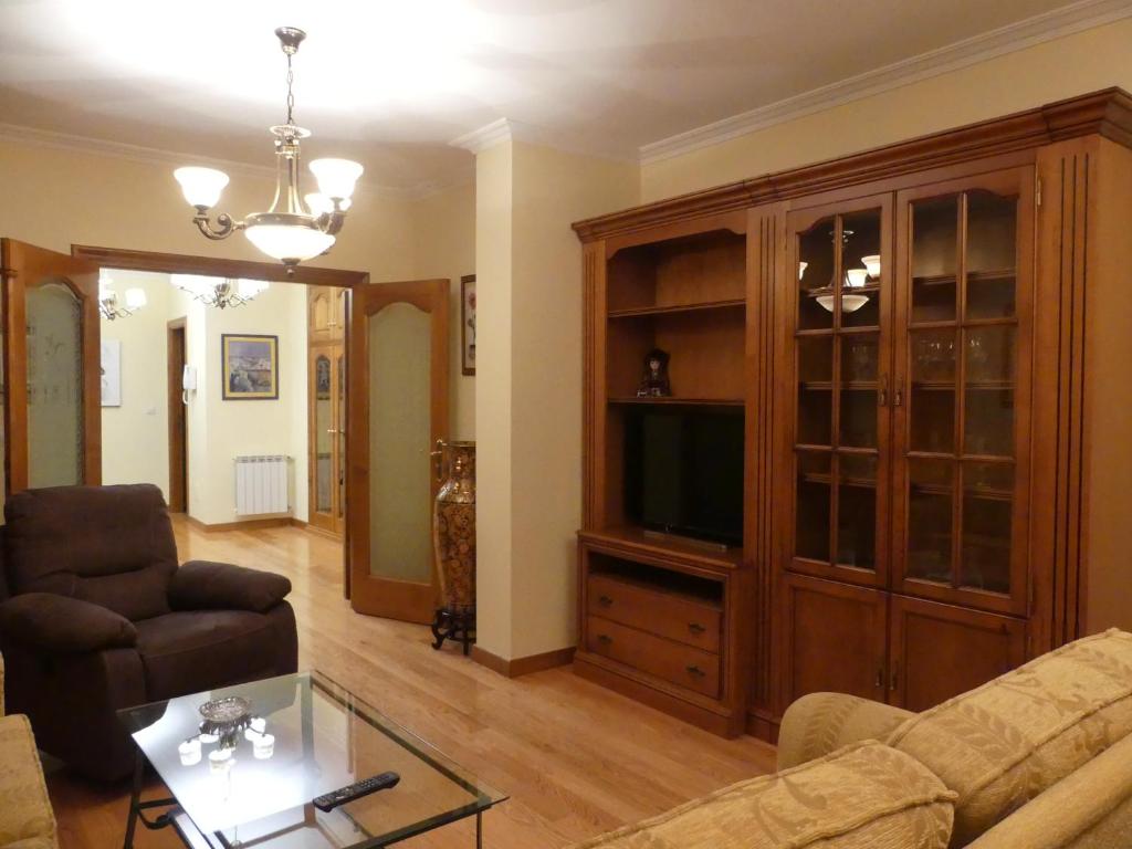 A television and/or entertainment centre at Apartamentos Villa Nustre