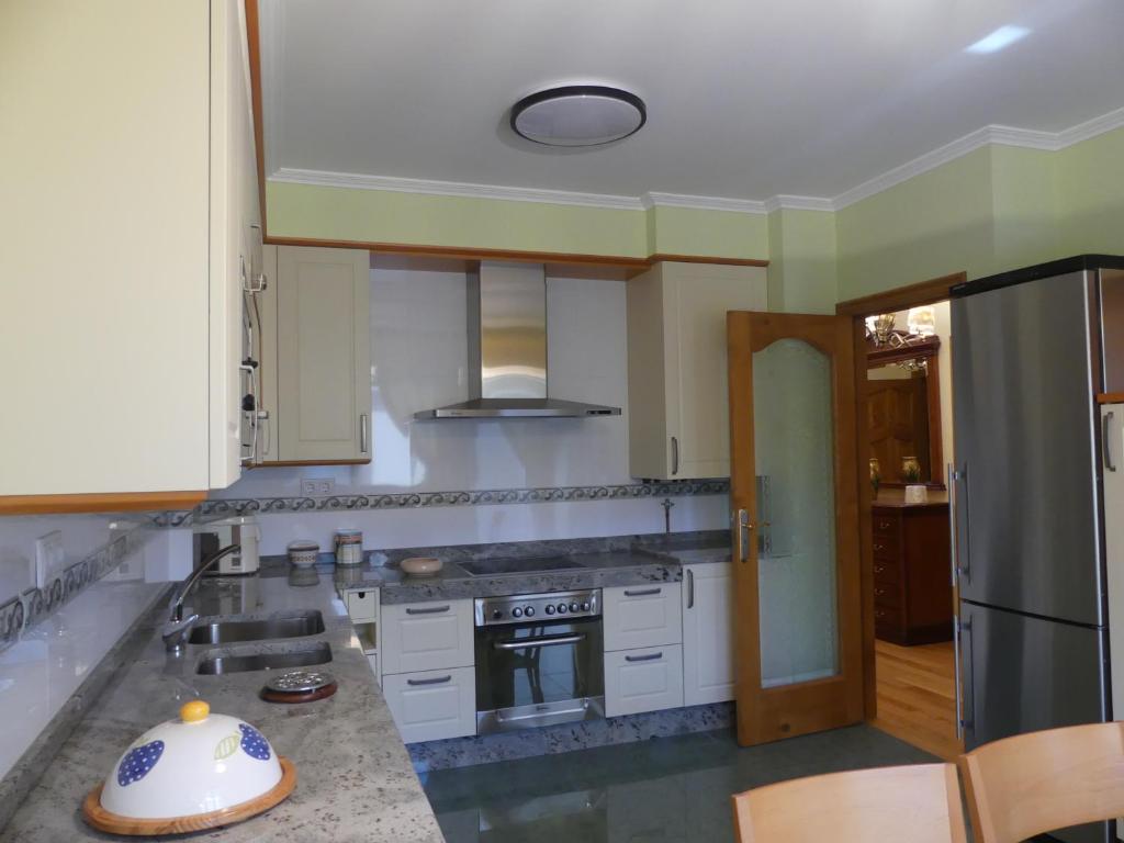A kitchen or kitchenette at Apartamentos Villa Nustre