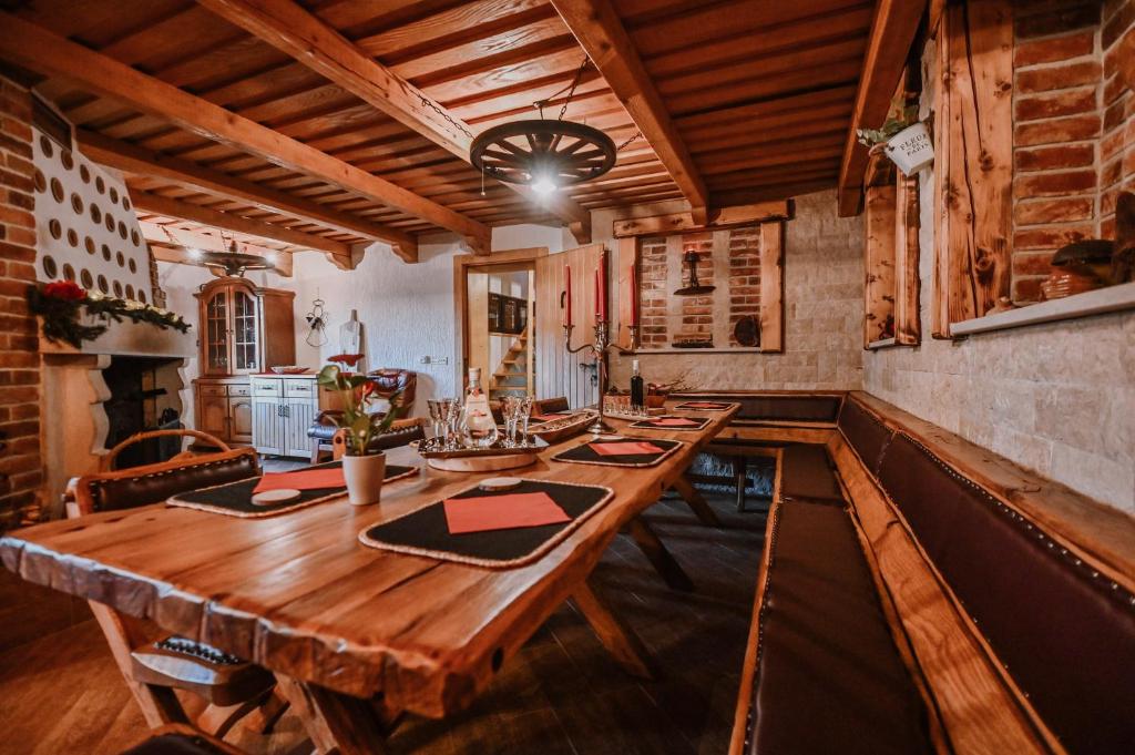 un comedor con una larga mesa de madera en una habitación en Casa Boho, en Fužine