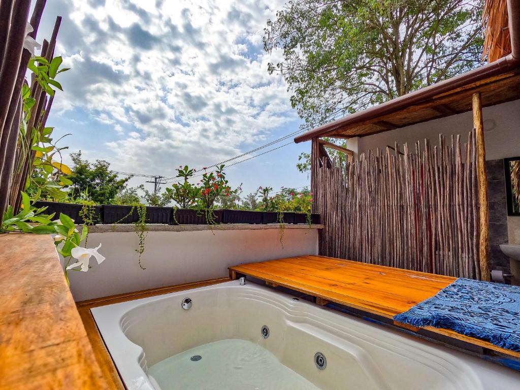 Rustiko Palomino Sierra Nevada في بالومينو: وجود حوض استحمام جالس فوق الشرفة