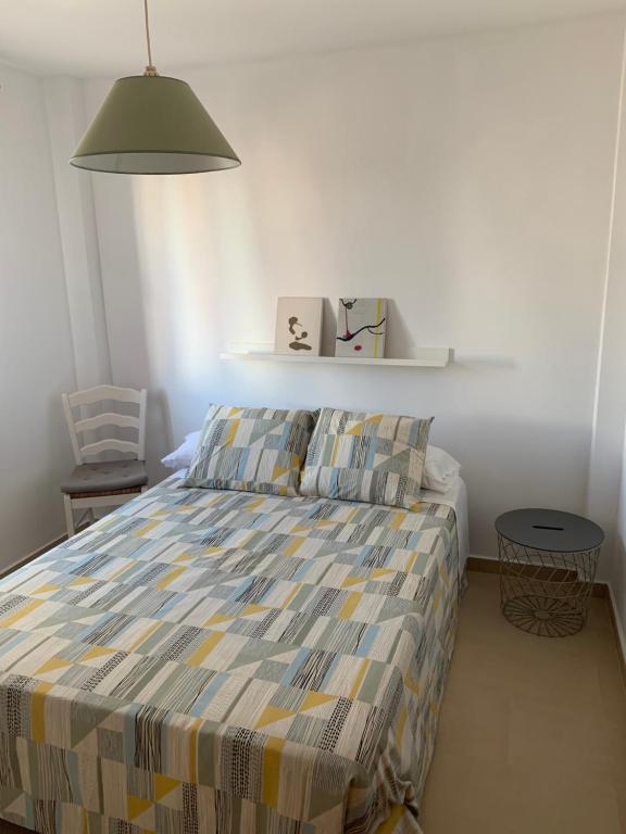 A bed or beds in a room at Apartamento a pie de playa