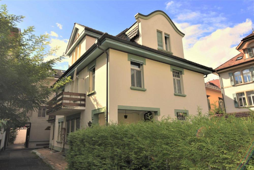 une maison blanche avec un toit noir dans l'établissement SWEET HOLIDAY HOME - NO.1, à Interlaken