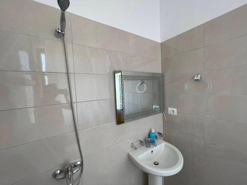 Lovely apartment with sea view in Saranda - Image 8