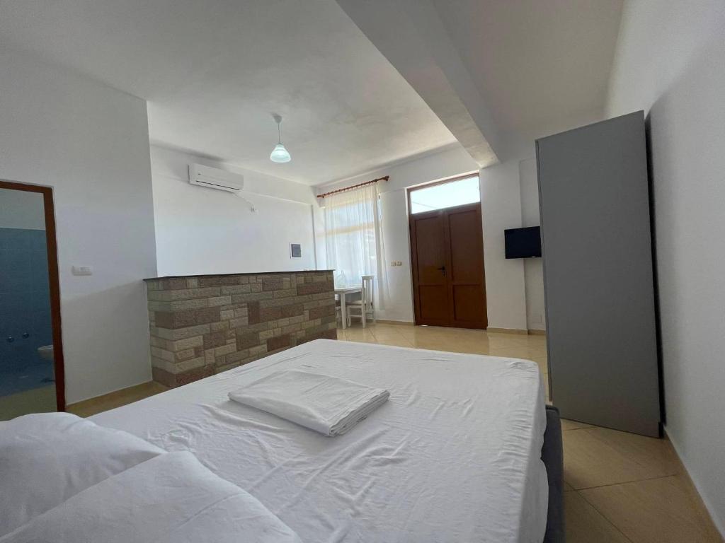 Lovely apartment with sea view in Saranda - Image 7