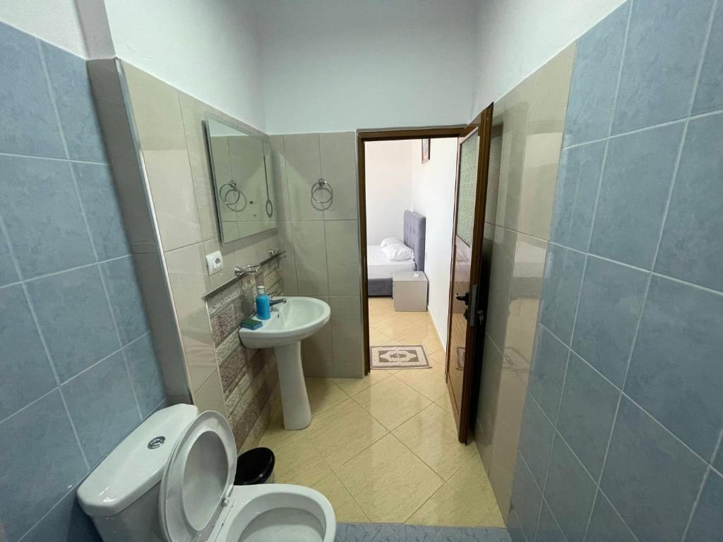 Lovely apartment with sea view in Saranda - Image 3