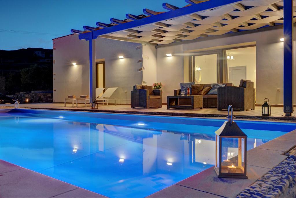 een zwembad voor een huis bij Villa Jessy 150m² with Full Privacy in Parikia