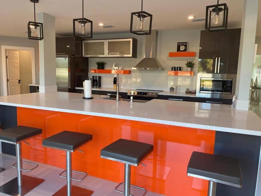 Harbor House, Luxury Waterfront-3BR w Private Dock - Housity