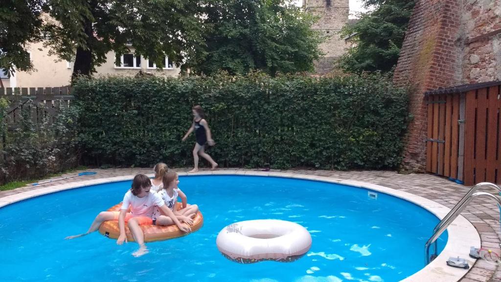Bazén v ubytování Schloss Gröbitz nebo v jeho okolí