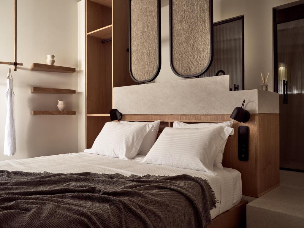 Postel nebo postele na pokoji v ubytování Yoma Cove Suites