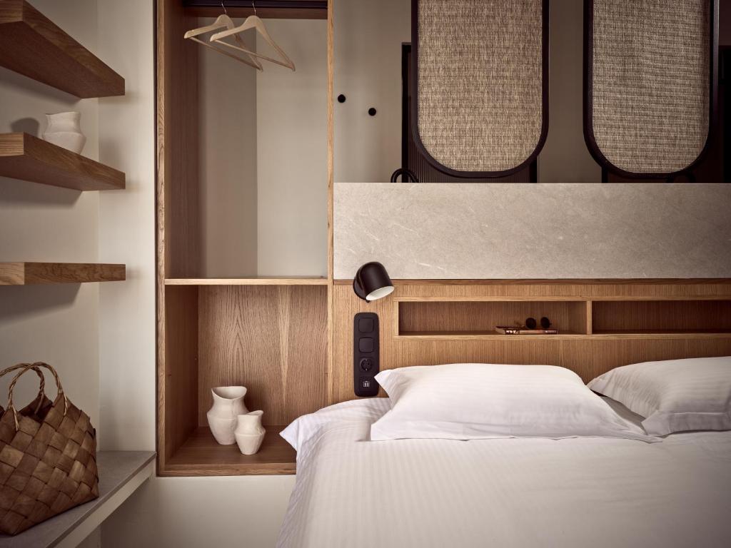 Postel nebo postele na pokoji v ubytování Yoma Cove Suites