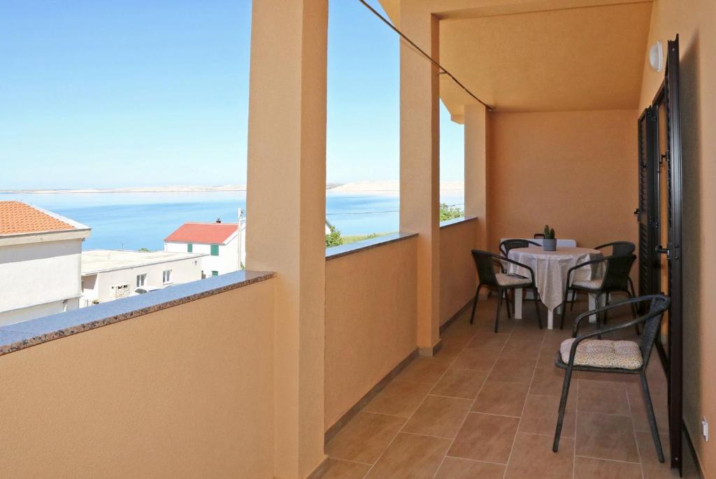 einen Balkon mit einem Tisch und Stühlen sowie Meerblick in der Unterkunft Apartmani Cili in Miletići