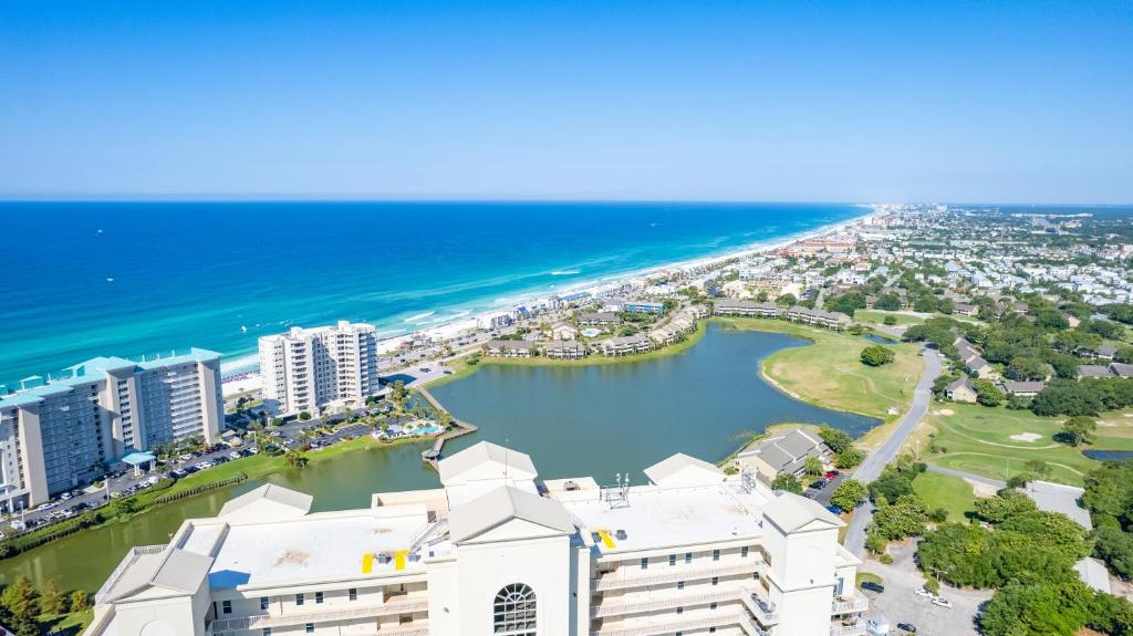 una vista aérea de la ciudad y el océano en WS Luxury Condo of Seascape en Destin