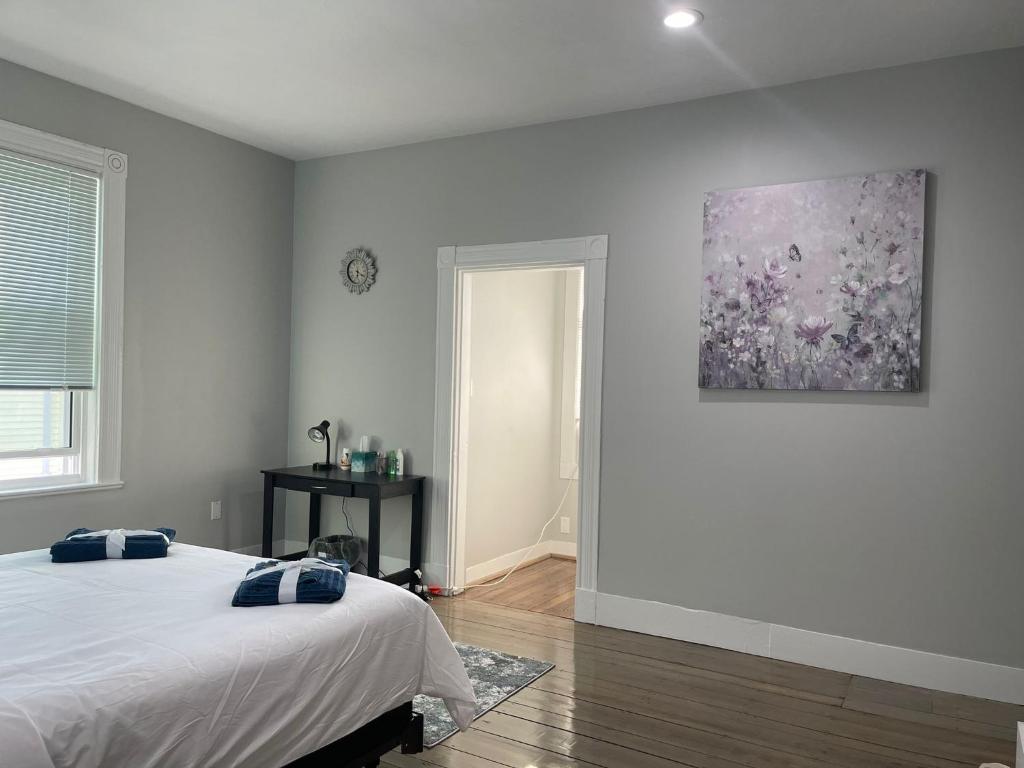 Postel nebo postele na pokoji v ubytování Boston Monadnock Properties