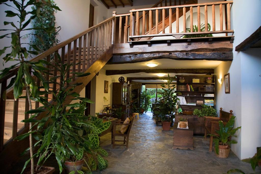 un corridoio con scala e molte piante di Casa Rural Cordobelas a Cedeira