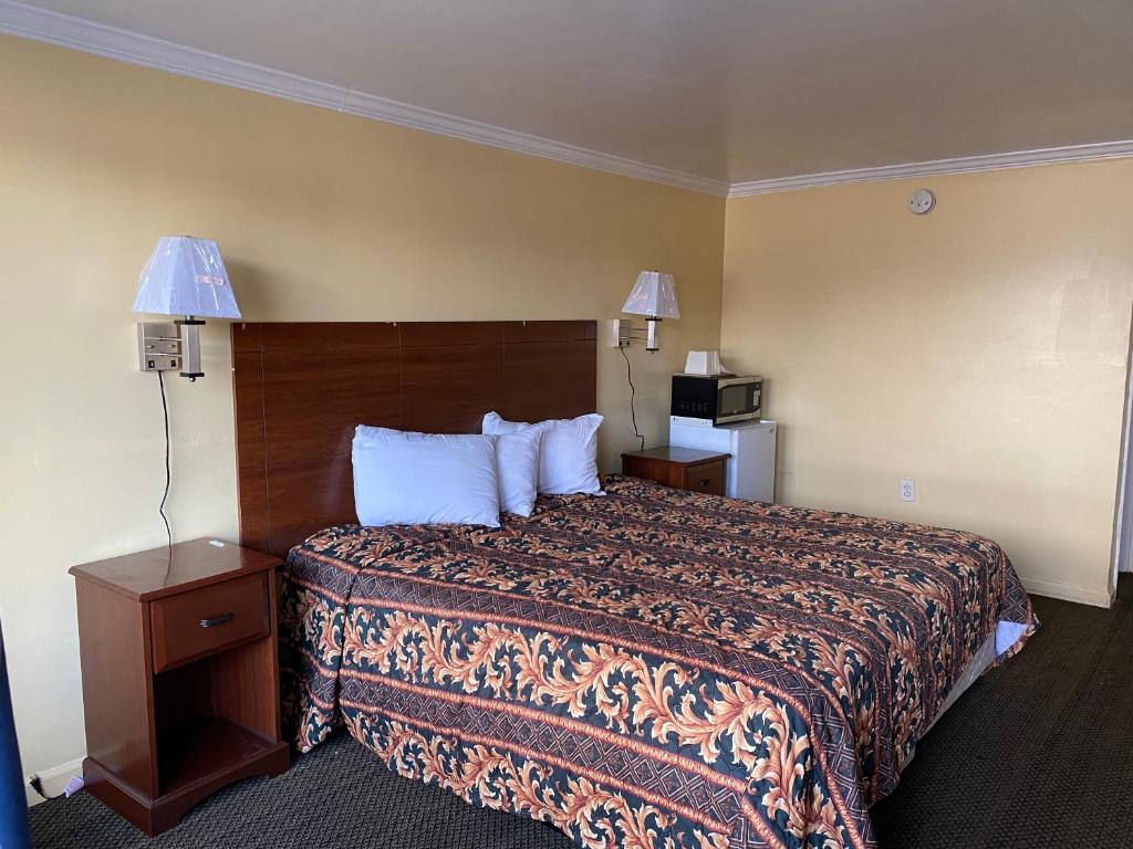 a hotel room with a bed and two lamps at Downbeach Inn in Atlantic City