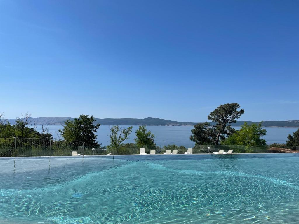 una piscina con vistas al agua en SELCE mobile home IWI en Selce