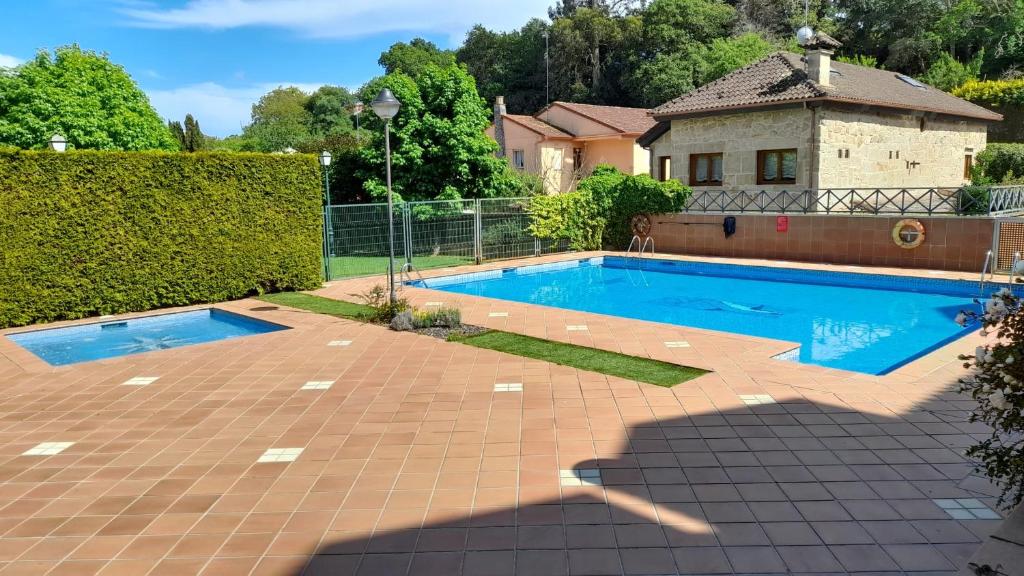 uma piscina no quintal de uma casa em Apartamento playa Sabarís-Baiona em Baiona