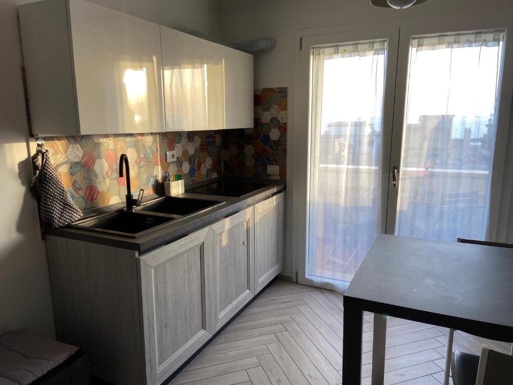 A kitchen or kitchenette at AGM Suite - Rome Airport FCO - Fiumicino Mare