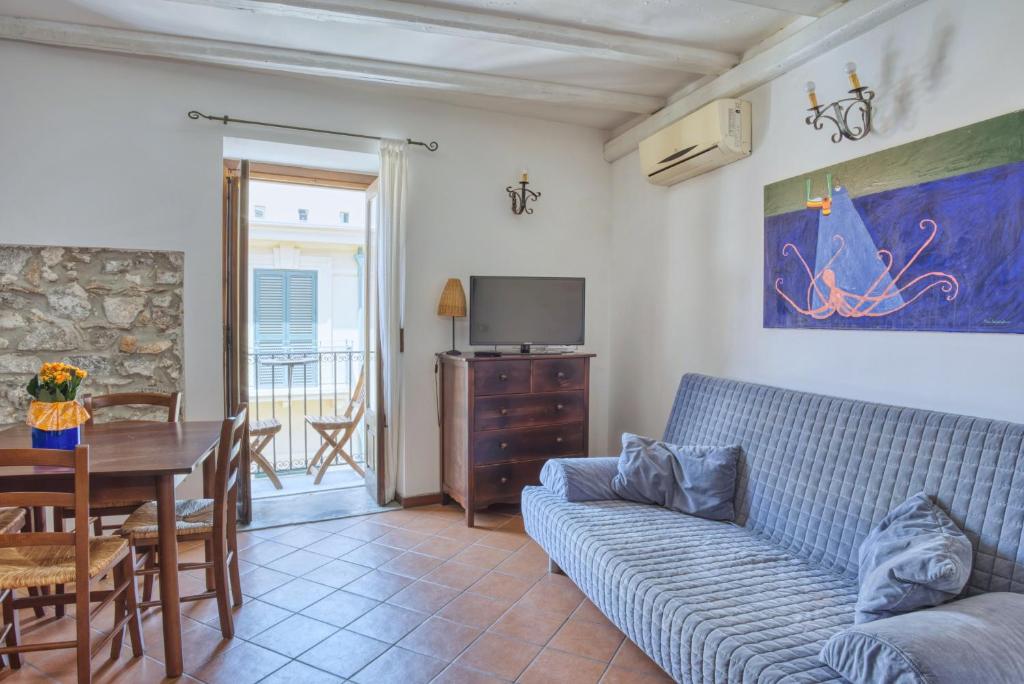 - un salon avec un canapé et une table dans l'établissement Casa Bordonaro B (by Vacation Service), à Cefalù