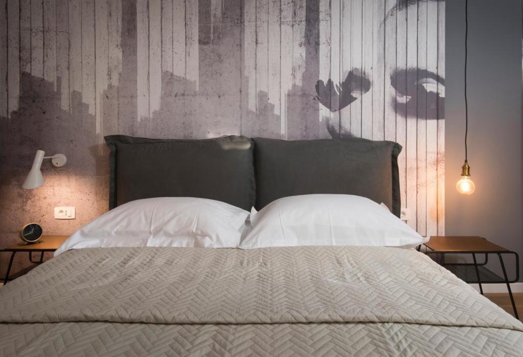 Voodi või voodid majutusasutuse Sibinicum luxury rooms toas