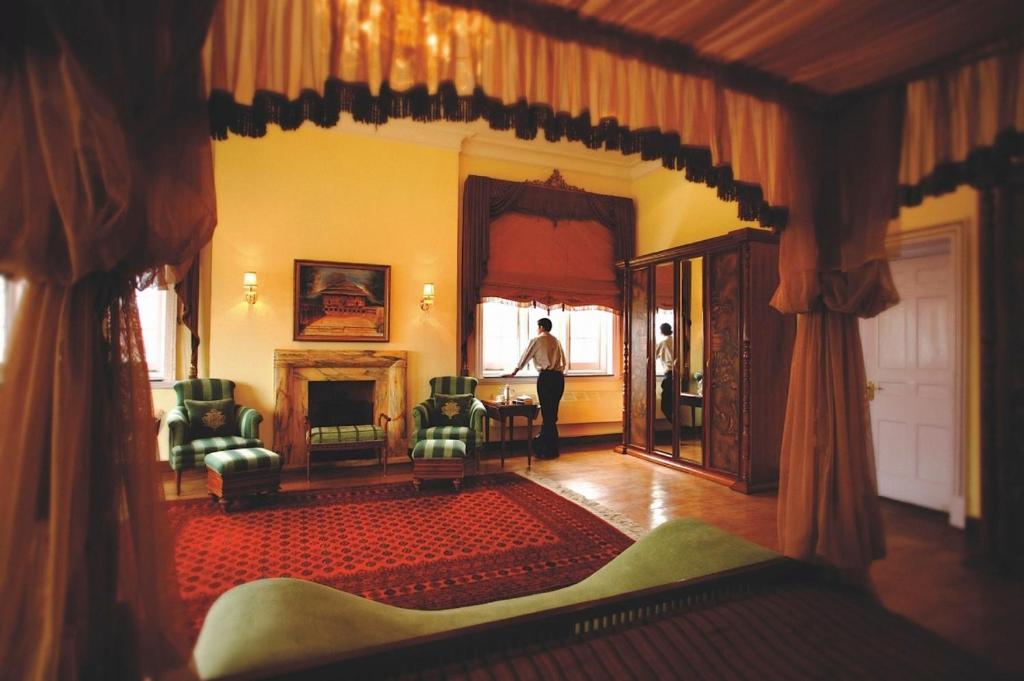 Posezení v ubytování The LaLit Grand Palace Srinagar