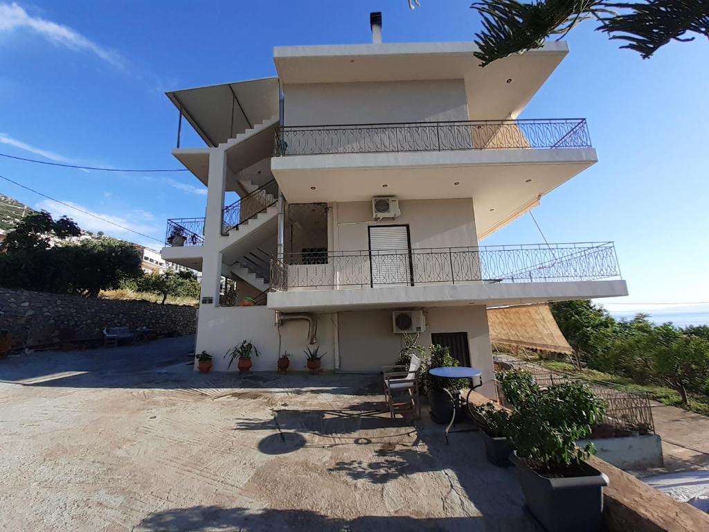 Balkón nebo terasa v ubytování KAMARI APARTMENTS