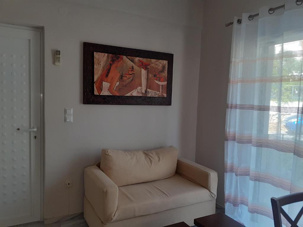Posezení v ubytování KAMARI APARTMENTS