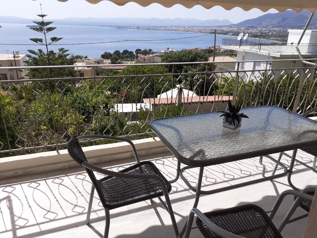 Balkón nebo terasa v ubytování KAMARI APARTMENTS