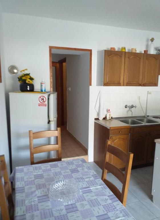 Kuchyň nebo kuchyňský kout v ubytování Apartments Jakov