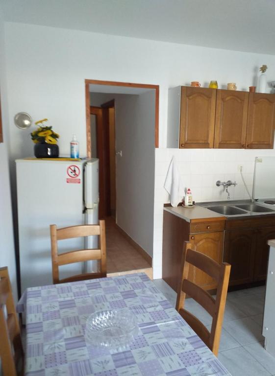 Kuchyň nebo kuchyňský kout v ubytování Apartments Jakov