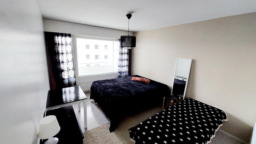 um quarto com uma cama e uma janela em Mukava kaksio em Oulu