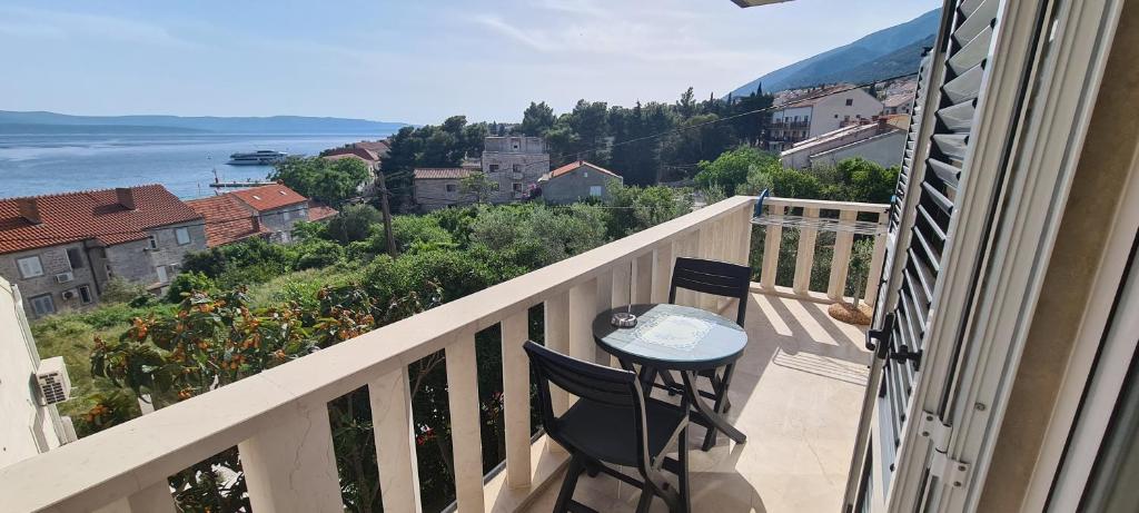 a balcony with a table and chairs on a balcony at APARTMAN BRIGIT - CENTAR in Bol