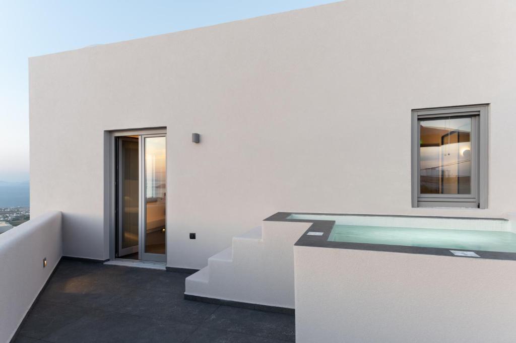 Bazén v ubytování Elements Cozy Suites Pyrgos nebo v jeho okolí