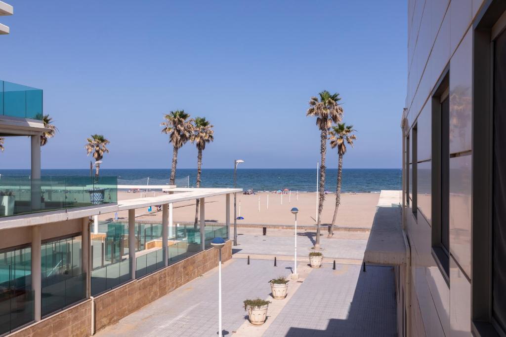 budynek z widokiem na plażę i ocean w obiekcie Reinapart Patacona Beach 46 w Walencji